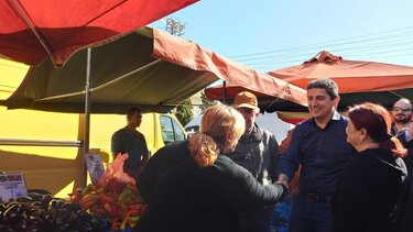 Στην λαϊκή της Νέας Αλικαρνασσού ο Λευτέρης Αυγενάκης