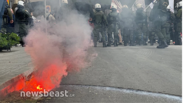 Ένταση και χημικά στην πορεία των εργαζομένων στην αυτοδιοίκηση στο κέντρο της Αθήνας