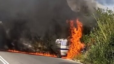 Συγκλονιστικό βίντεο: Φλεγόμενο αυτοκίνητο στη μέση του δρόμου!