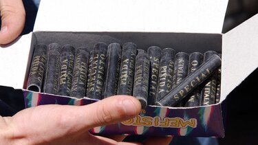 Είχε στο σπίτι του πιστόλι, φυσίγγια, εξαρτήματα όπλων, κροτίδες 