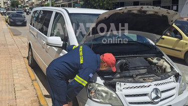 Συναγερμός για βαν που άρχισε να βγάζει καπνούς