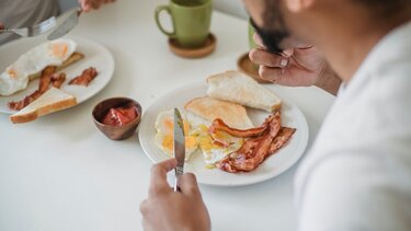 Κορεσμένα λιπαρά: Τι προκαλεί μόλις ένα γεύμα στον εγκέφαλο