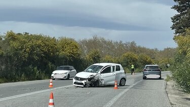 Στη μέση του δρόμου τα αυτοκίνητα μετά τη σύγκρουση!