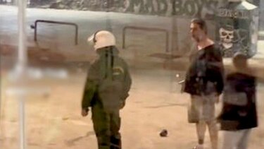 Βασίλης Μπισμπίκης: "Ειρηνοποιός" στα επεισόδια με τα ΜΑΤ, αποδοκιμασίες από τους οπαδούς