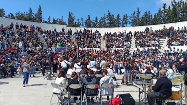 2.000 νέοι τραγούδησαν με το Βασίλη Λέκκα ύμνους του Μίκη στην «1η Πολιτισμική Συνάντηση Μαθητών» 