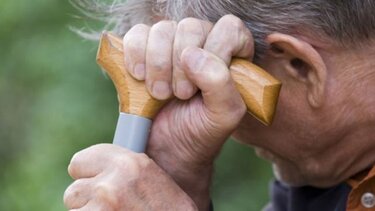 Κουκουλοφόροι έδεσαν και λήστεψαν 94χρονο