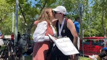 Τερμάτισε στον Μαραθώνιο και έκανε πρόταση γάμου στην αγαπημένη του! -video