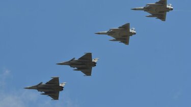 Πιλότος εγκατέλειψε μαχητικό αεροσκάφος 