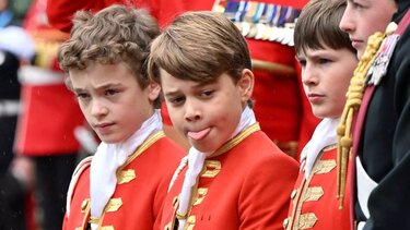 Ο πρίγκιπας Τζορτζ "παραβίασε" το πρωτόκολλο στη στέψη του παππού του