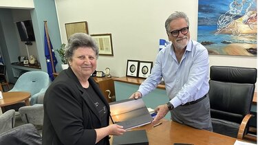 Με την ιδρύτρια του "Βραχασώτικου σπιτιού" ο Δήμαρχος Αγίου Νικολάου