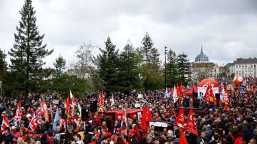 Ρεκόρ παραβιάσεων στα εργασιακά δικαιώματα: Ποιες εταιρείες-κολοσσοί «πρωταγωνιστούν»