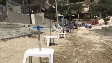 "Κάθε καλοκαίρι τα ίδια σε παραλία της Λυγαριάς"