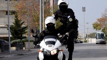 Αυτοκίνητο παραβίασε stop και έπεσε σε μηχανές αστυνομικών της ομάδας ΔΙΑΣ