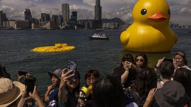 Η φουσκωτή πάπια - αξιοθέατο στο λιμάνι του Χονγκ Κονγκ ξεφούσκωσε!