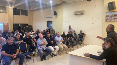 Στο πλευρό των αμπελουργών που μετρούν οι ζημιές, ο Φραγκίσκος Παρασύρης