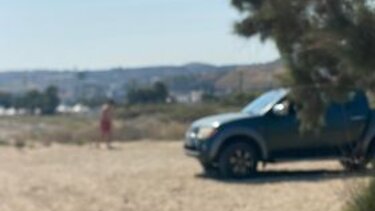 Βουτιά στη θάλασσα, απευθείας από το αυτοκίνητο!