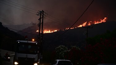 Ολονύχτια μάχη με τις φλόγες στην Αττική – Αγωνία για το μέτωπο στα Δερβενοχώρια