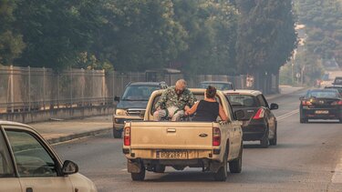 Εικόνες αποκάλυψης από τη φωτιά στη Νέα Αγχίαλο - 133 άτομα έχουν απεγκλωβιστεί δια θαλάσσης