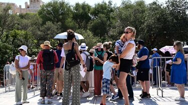 Μεγάλες ουρές από τουρίστες στην είσοδο της Ακρόπολης – Τα μέτρα που εξετάζει το υπ. Πολιτισμού