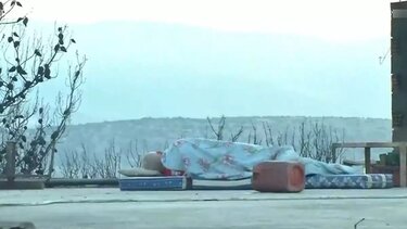 Συγκλονίζει η εικόνα του πυρόπληκτου που συνεχίζει να κοιμάται στην ταράτσα του σπιτιού του!