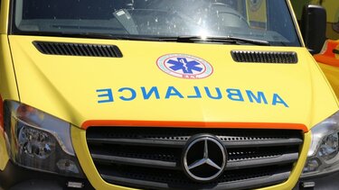 Πέταξαν πέτρα σε ασθενοφόρο προκαλώντας φθορές στο παρμπρίζ 