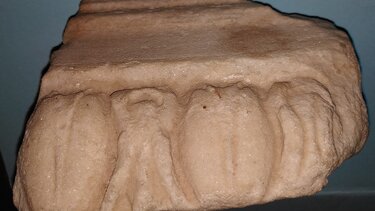 Επαναπατρίζεται μαρμάρινο θραύσμα από τον αρχιτεκτονικό διάκοσμο του Ερεχθείου 