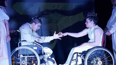 «Όνειρο καλοκαιρινής τρέλας» από τη Θεατρική ομάδα ΑμεΑ ΑΝΤΙΗΡΩΕΣ