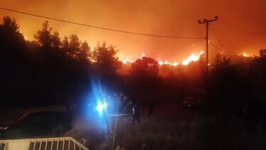 Εφιαλτικές ώρες στη Ρόδο: Καίγονται σπίτια, εγκαταλείπουν οι κάτοικοι!