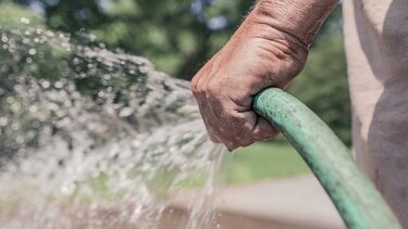 Αλλού δεν έχουν νερό να πλυθούν και άλλοι πλένουν μπαλκόνια και αυλές!