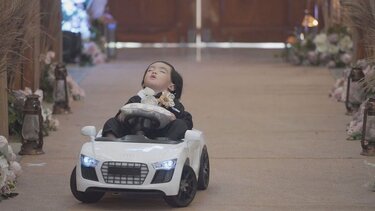 Λιλιπούτειος κουμπάρος βλέπει ... όνειρα στη διάρκεια του γάμου