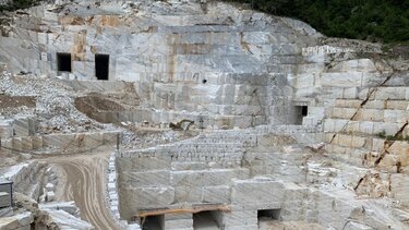 Τι δουλειά έχει η υψηλή τεχνολογία στα ενδότερα ενός λατομείου μαρμάρου;