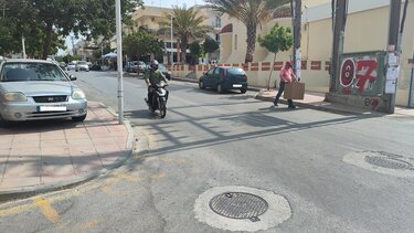 Αναγκαία τα νέα κολωνάκια στα πεζοδρόμια της οδού Καπετάν Μπαντουβά