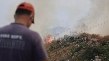 Αγωνία για τα πύρινα μέτωπα σε Ρόδο, Κάρυστο και Κέρκυρα