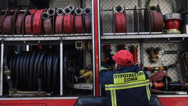 Φωτιά σε κτήριο στη Φυλή Αττικής: Απεγκλωβίστηκαν τέσσερα άτομα