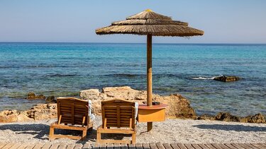 Χαμός σε παραλία για μια «πιασμένη» ξαπλώστρα 