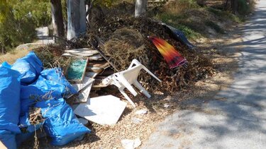 Σκουπίδια σε μια κατάφυτη περιοχή 