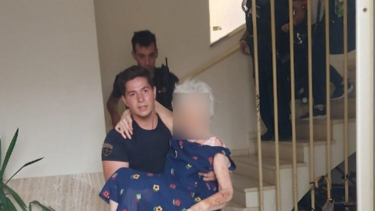 Αστυνομικοί της ΟΠΚΕ απεγκλώβισαν ηλικιωμένους και ζώα - Δείτε βίντεο