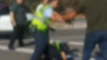 Φωτιά Μάνδρα: Πολίτες και αστυνομικοί πιάστηκαν στα χέρια εξαιτίας της απαγόρευσης κυκλοφορίας!