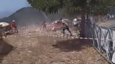 Δημητσάνα: Αυτοκίνητο έπεσε σε θεατές σε αγώνα ράλι - Σοκάρει το video!