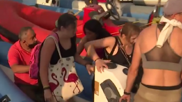 Νέα Αγχίαλος: Εκτός ελέγχου η φωτιά, εκκενώνεται με βάρκες η περιοχή!