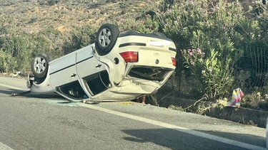 Τροχαίο με ανατροπή ΙΧ στους Πέρα Γαλήνους
