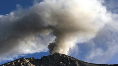 Περού: Εκρήξεις και έντονη δραστηριότητα στο ηφαίστειο Ουμπίνας