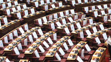 Οι 300 χάρτινες τσάντες της ορκωμοσίας: Το δώρο της Βουλής στους βουλευτές