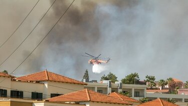 Ρόδος: Ανεξέλεγκτες οι φλόγες σε τρία μέτωπα – Τεράστια η καταστροφή