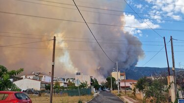 Φωτιά: Ο Αλέξανδρος Τσουβέλας εγκατέλειψε το σπίτι του στα Λιόσια