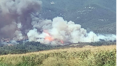  Φωτιά στο Διαλεκτό Καβάλας - Εστάλη «112» για εκκένωση - Με εγκαύματα δύο πυροσβέστες