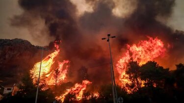 Πάρνηθα: Προς τον Εθνικό Δρυμό η φωτιά - Ανεξέλεγκτο το μέτωπο