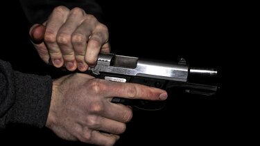 Ήθελε μπαλωθιές στα εγκαίνια... και τον συνέλαβαν