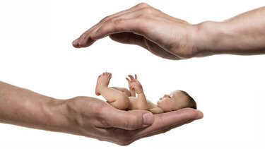 Η λαχτάρα για ένα παιδί, οι καταγγελίες και η μεγάλη έφοδος της ΕΛ.ΑΣ στο φημισμένο Κέντρο Εξωσωματικής