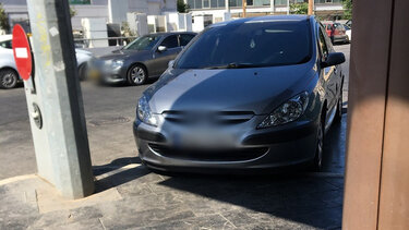 Αγνόησε την απαγορευτική πινακίδα και στάθμευσε όπου ήθελε...